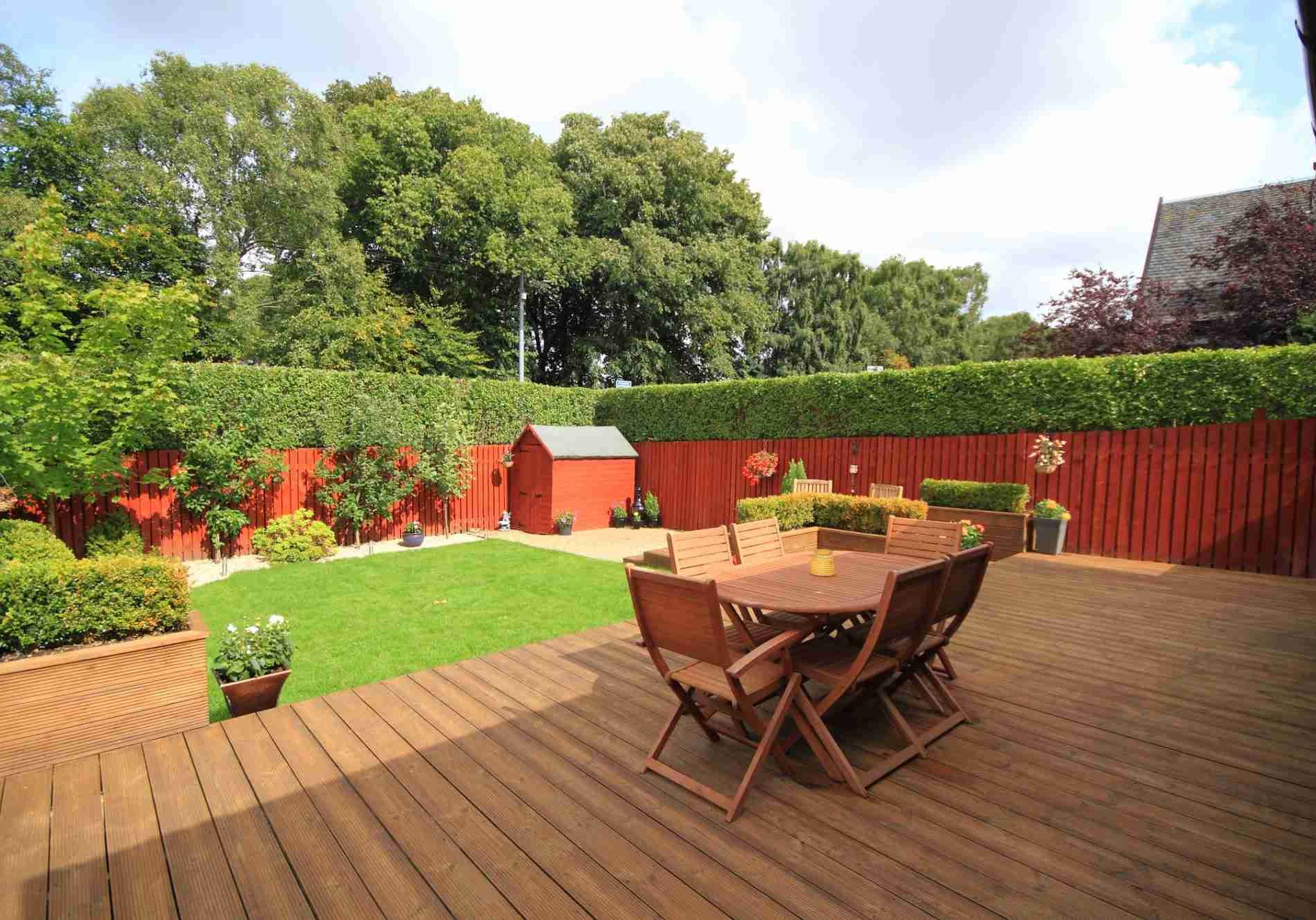 dreamstime_m_213040872-min fencing and decking